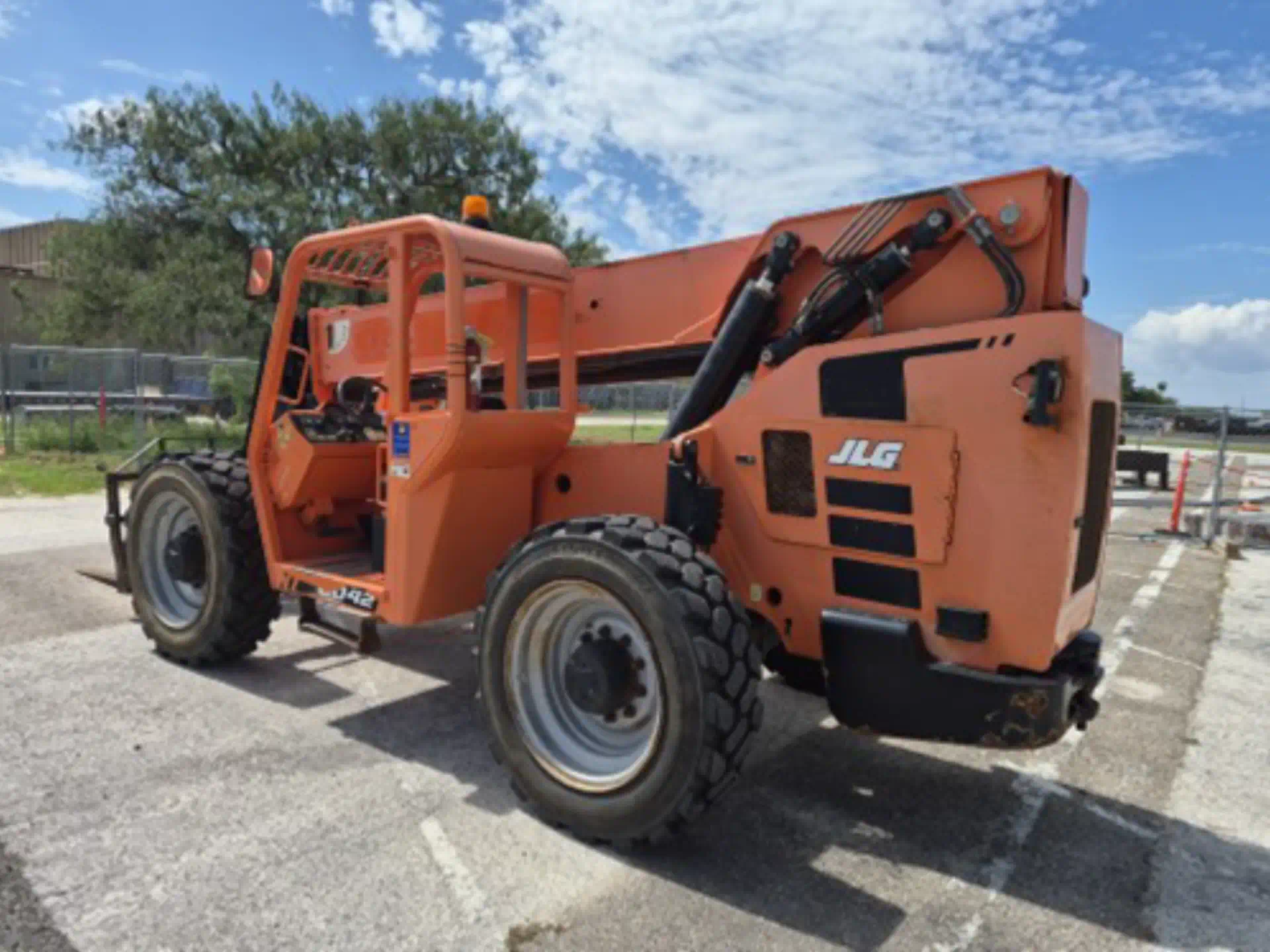 1103319--SkyTrak-8042-Lifts-Telehandlers-1920-1-1
