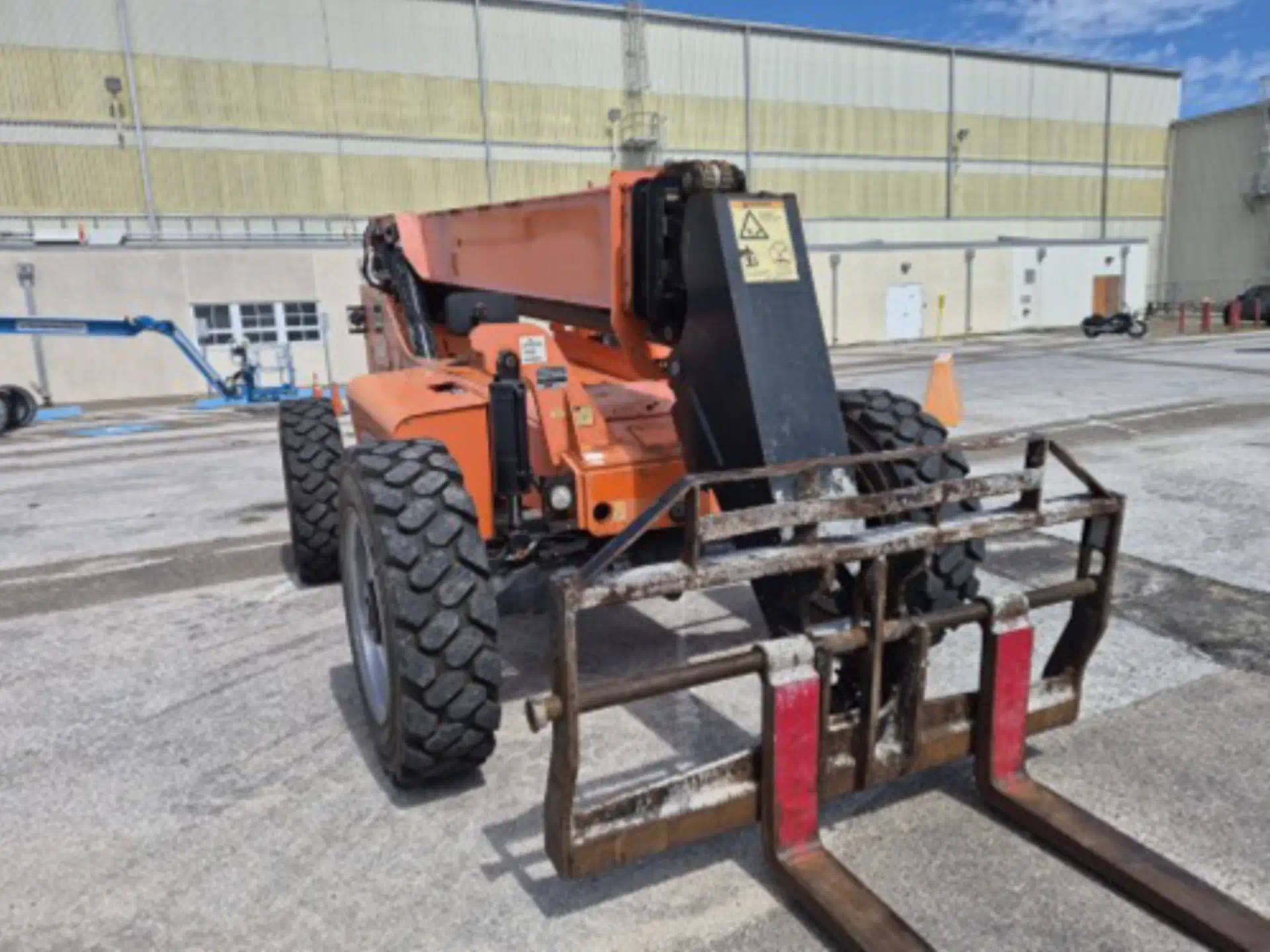 1103319--SkyTrak-8042-Lifts-Telehandlers-1920-2-1
