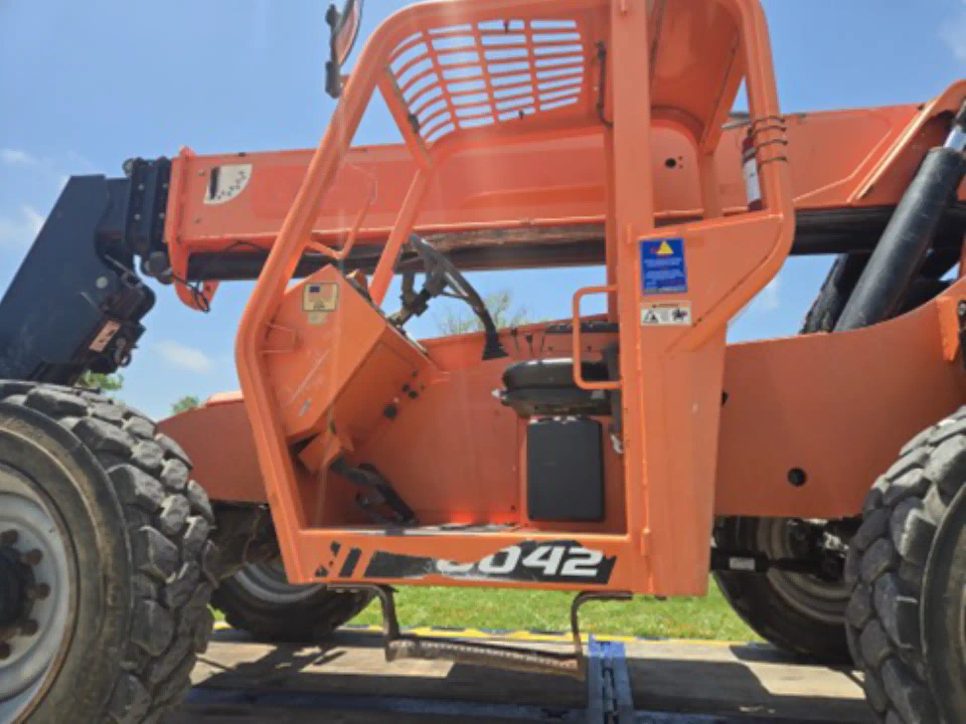 1103319--SkyTrak-8042-Lifts-Telehandlers-1920-3-1