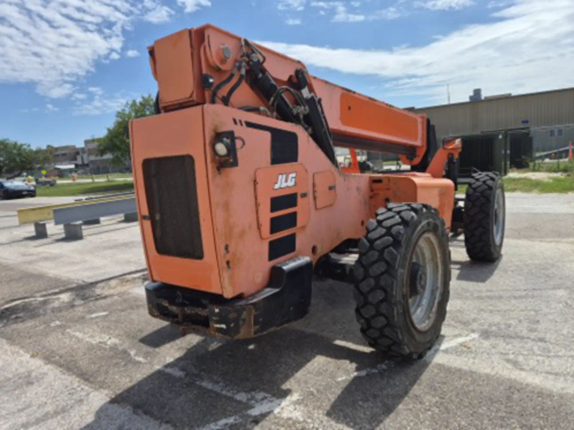 1103319--SkyTrak-8042-Lifts-Telehandlers-1920-4-1