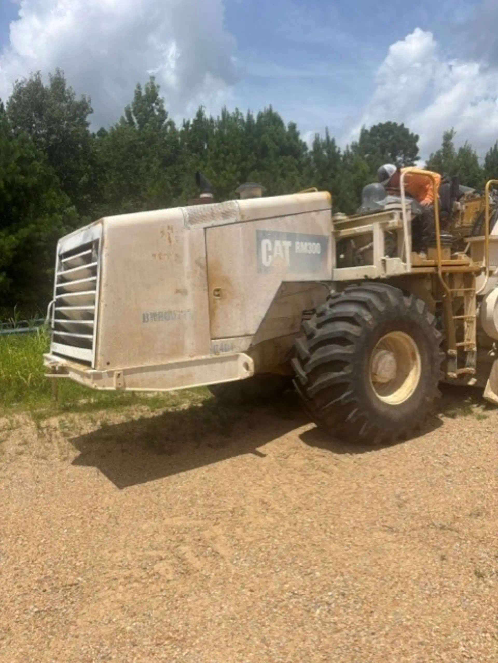 1111366--Caterpillar-RM300-Asphalt-I-Pavers-I-Concrete-Equipment-Soil-Stabilizers---Recyclers-1920-3-1