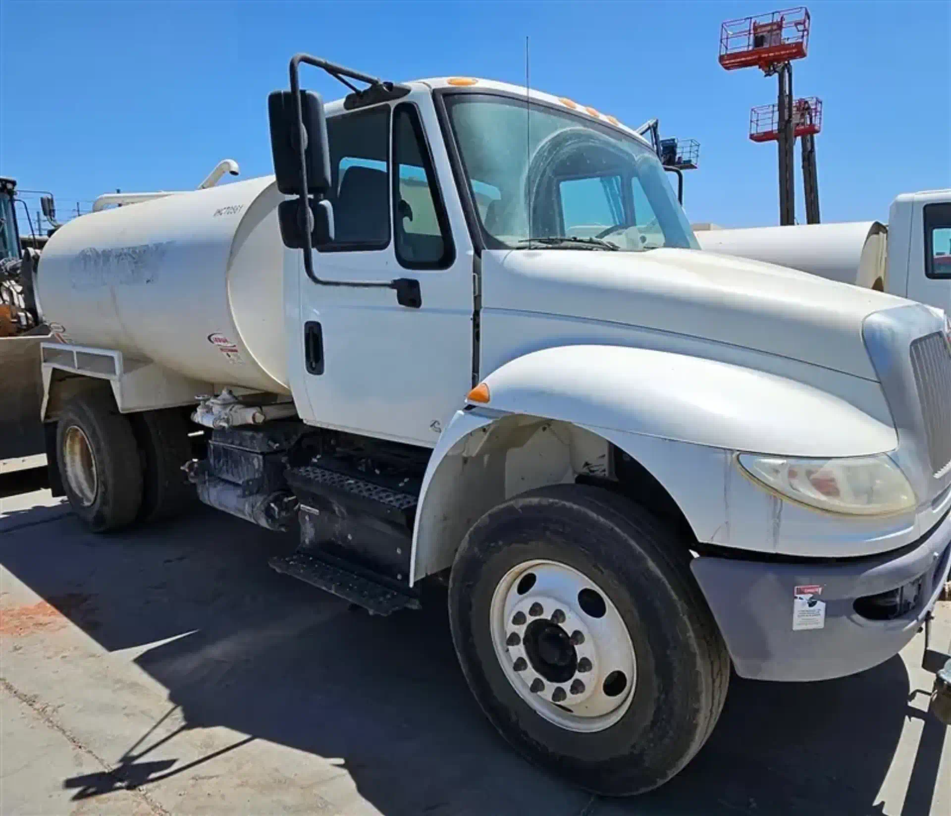 2-1121331--International-4300-Trucks-Water-Tank-Trucks-1920-2-1
