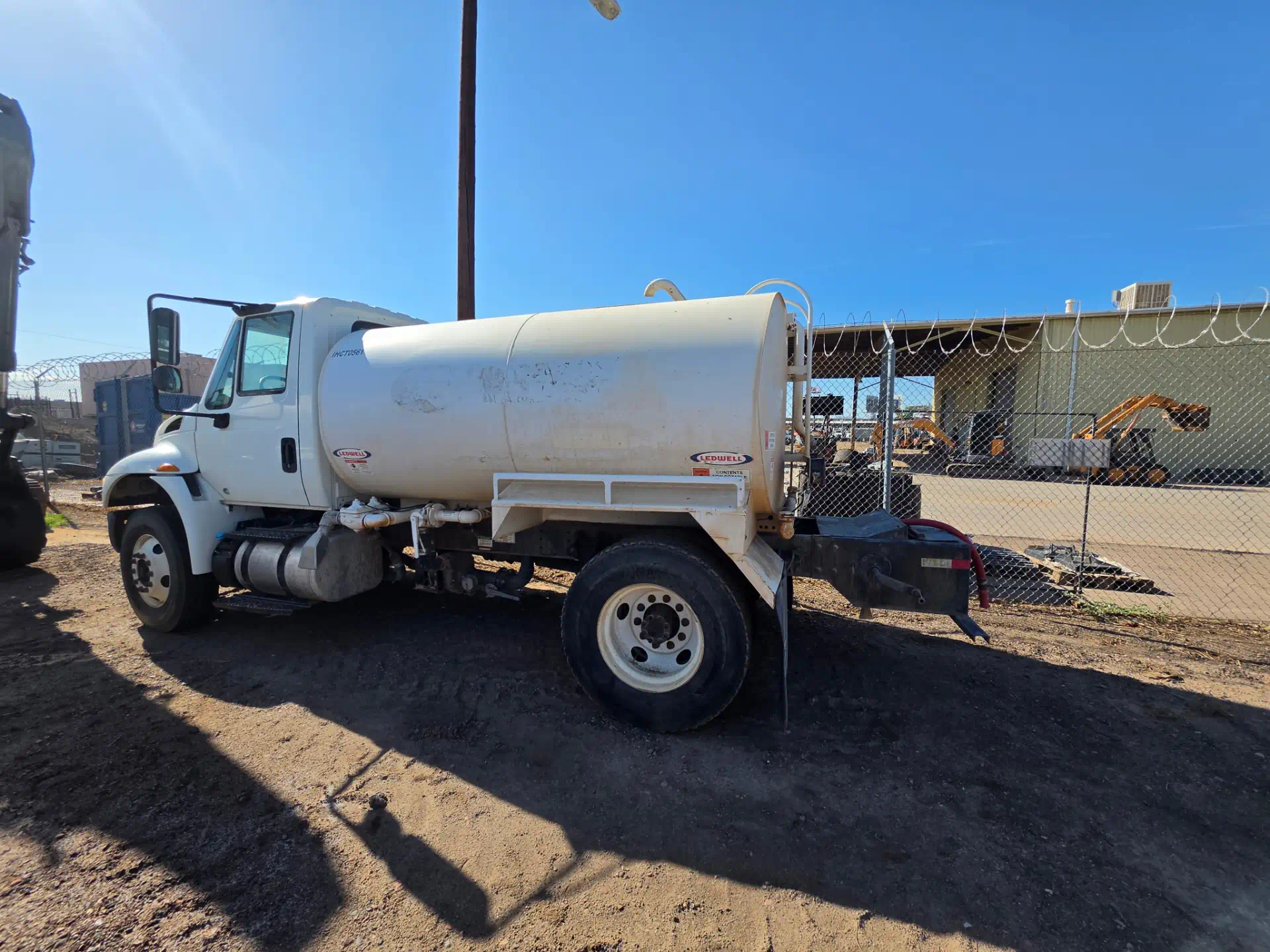 3-1121331--International-4300-Trucks-Water-Tank-Trucks-1920-3-1