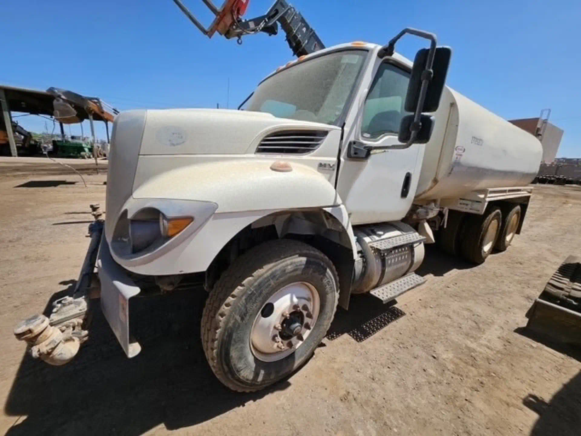 1121332--International-HV607-Trucks-Water-Tank-Trucks-1920-2-1