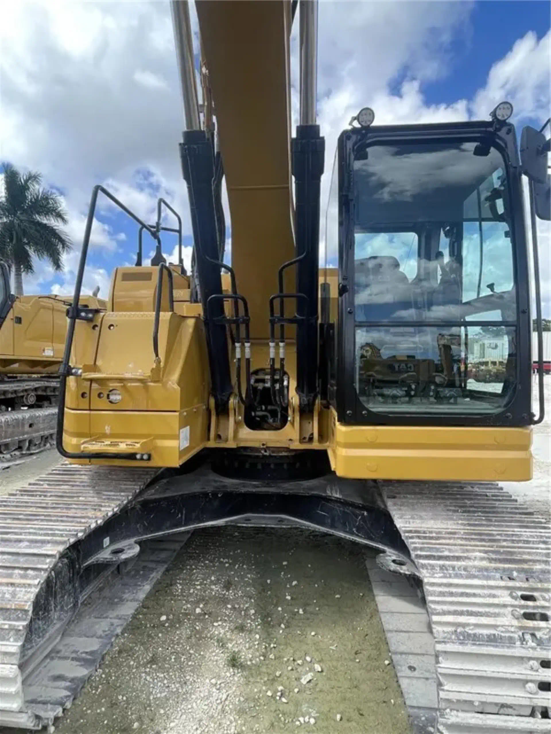1130772--Caterpillar-325-Excavators-Crawler-1920-2-1