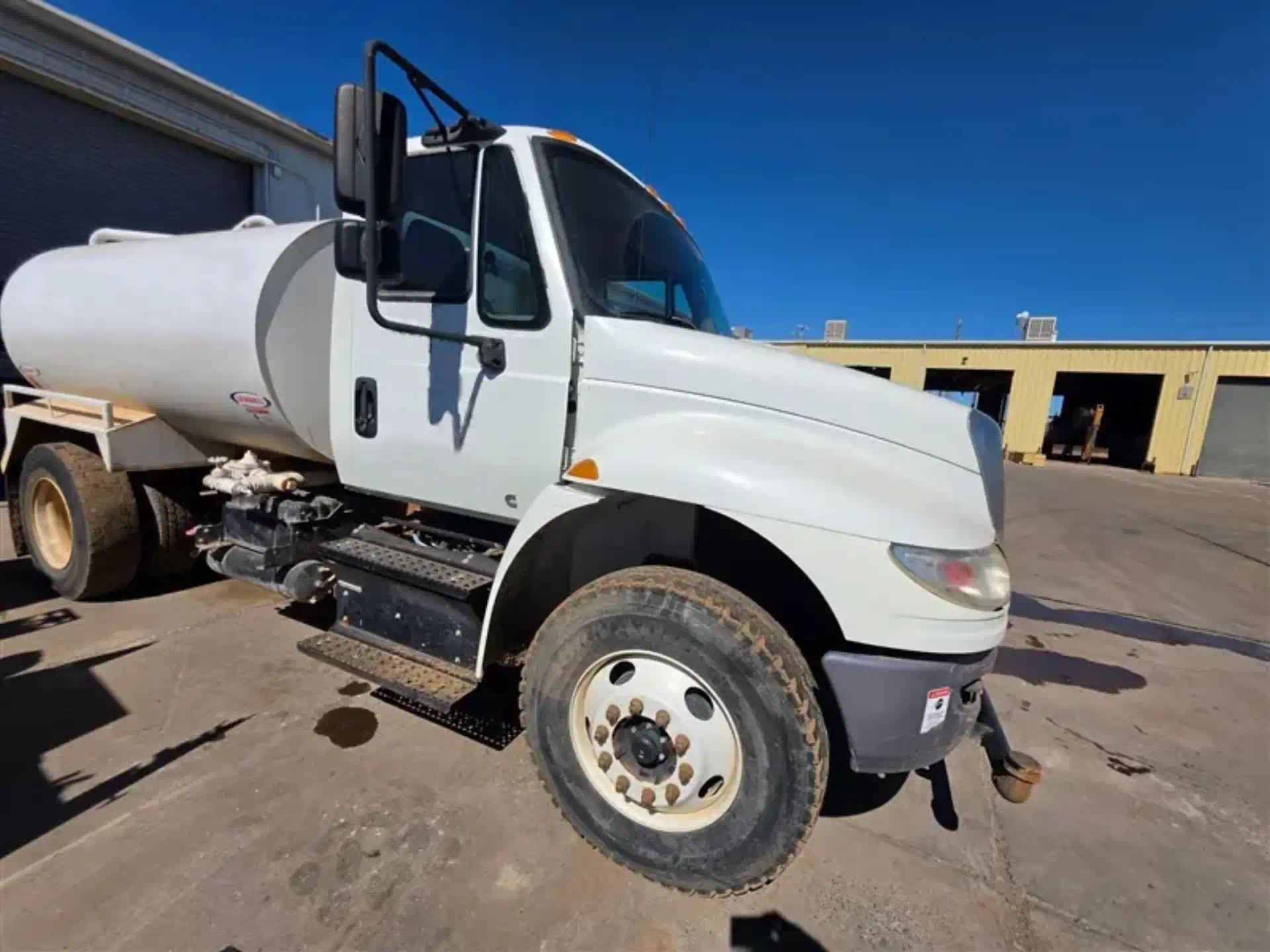 1140941--International-4300-Trucks-Water-Tank-Trucks-1920-1-1