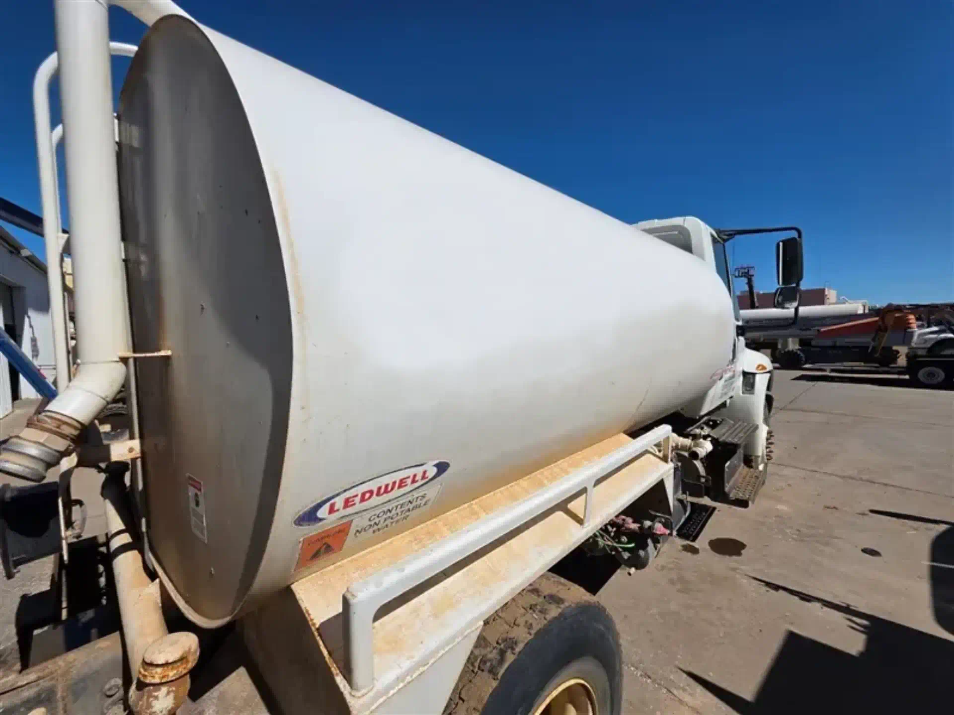 1140941--International-4300-Trucks-Water-Tank-Trucks-1920-4-1