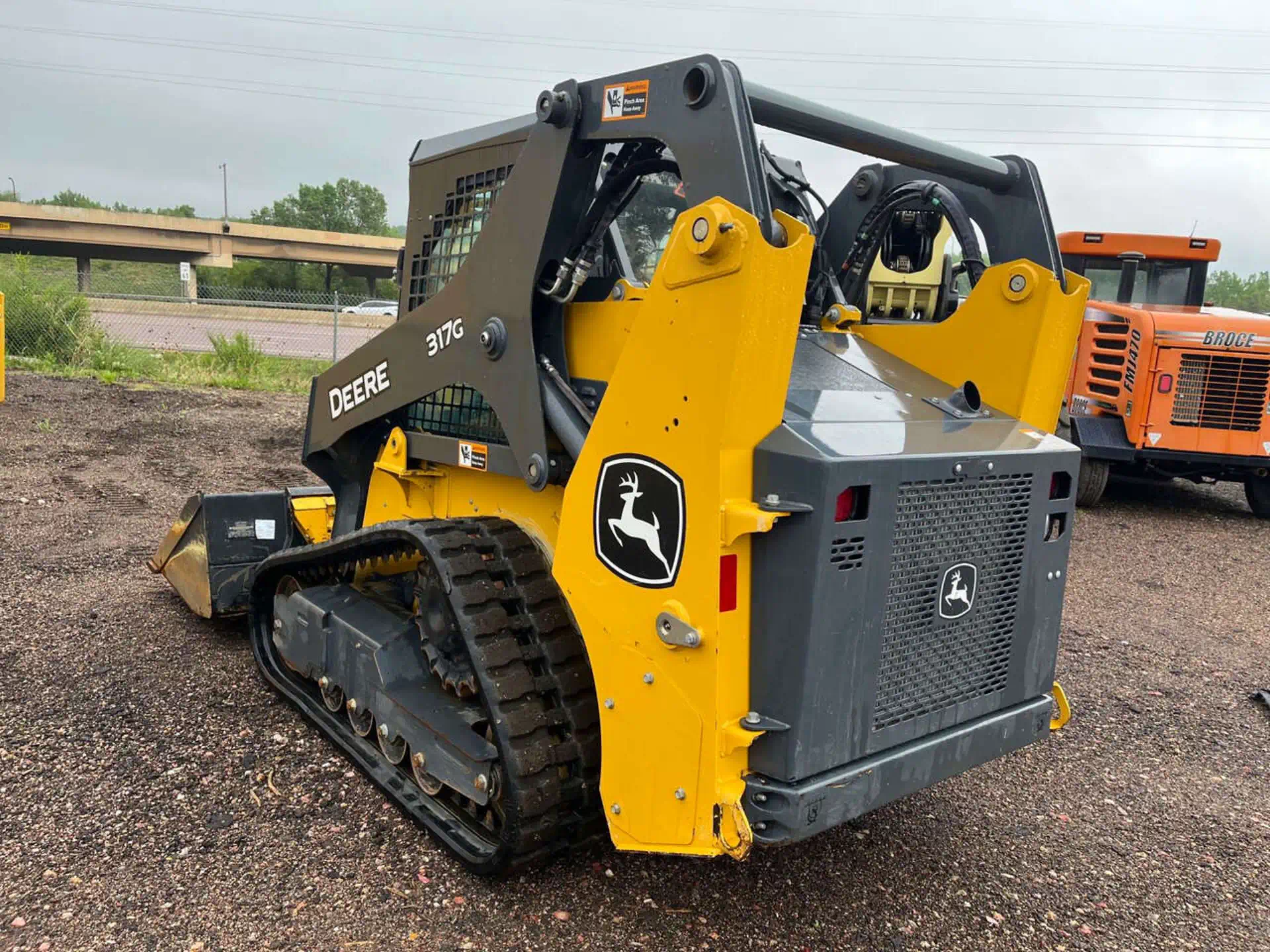 577586-2022-Deere-317G-Skid-Steers-Track-1920-3-1