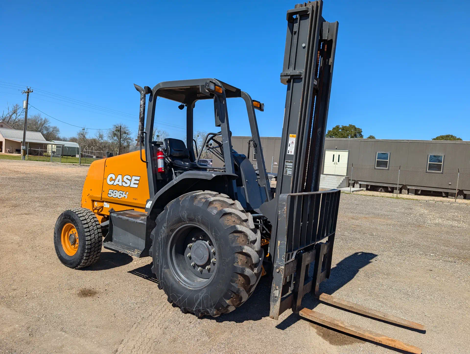 579819-2020-Case-586H-Lifts-Rough-Terrain-Forklifts-1920-1-1