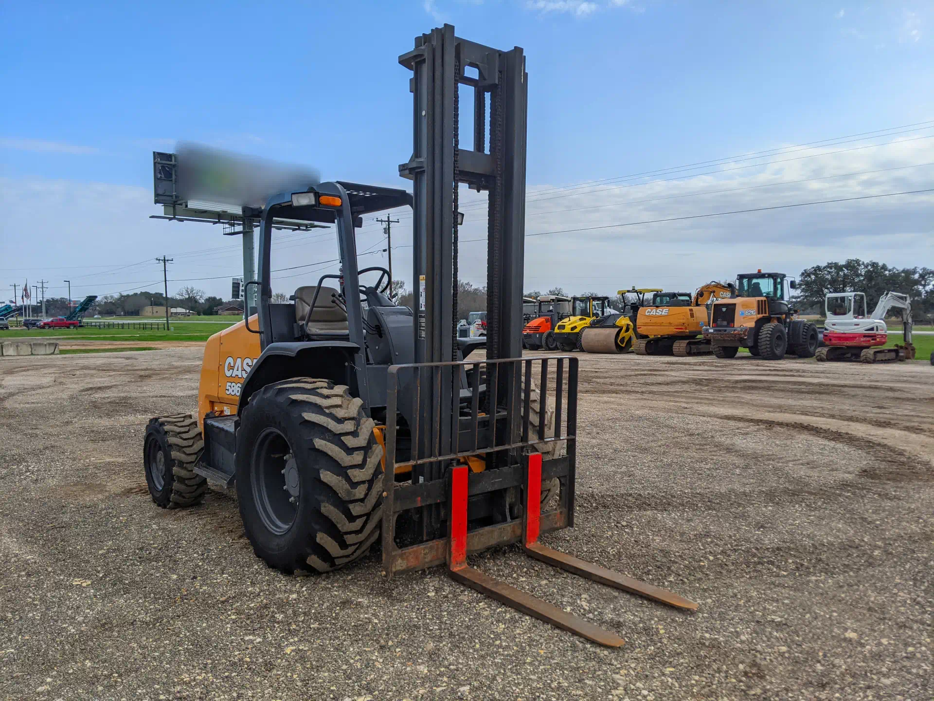 579822-2019-Case-586H-Lifts-Rough-Terrain-Forklifts-1920-1-1