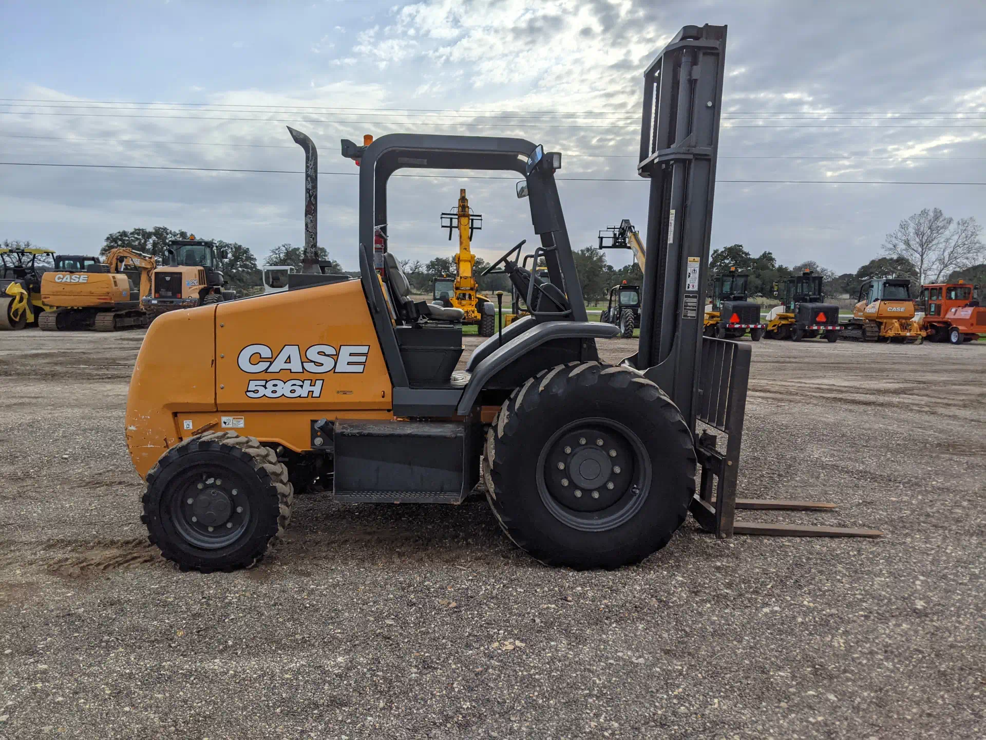 579822-2019-Case-586H-Lifts-Rough-Terrain-Forklifts-1920-2-1