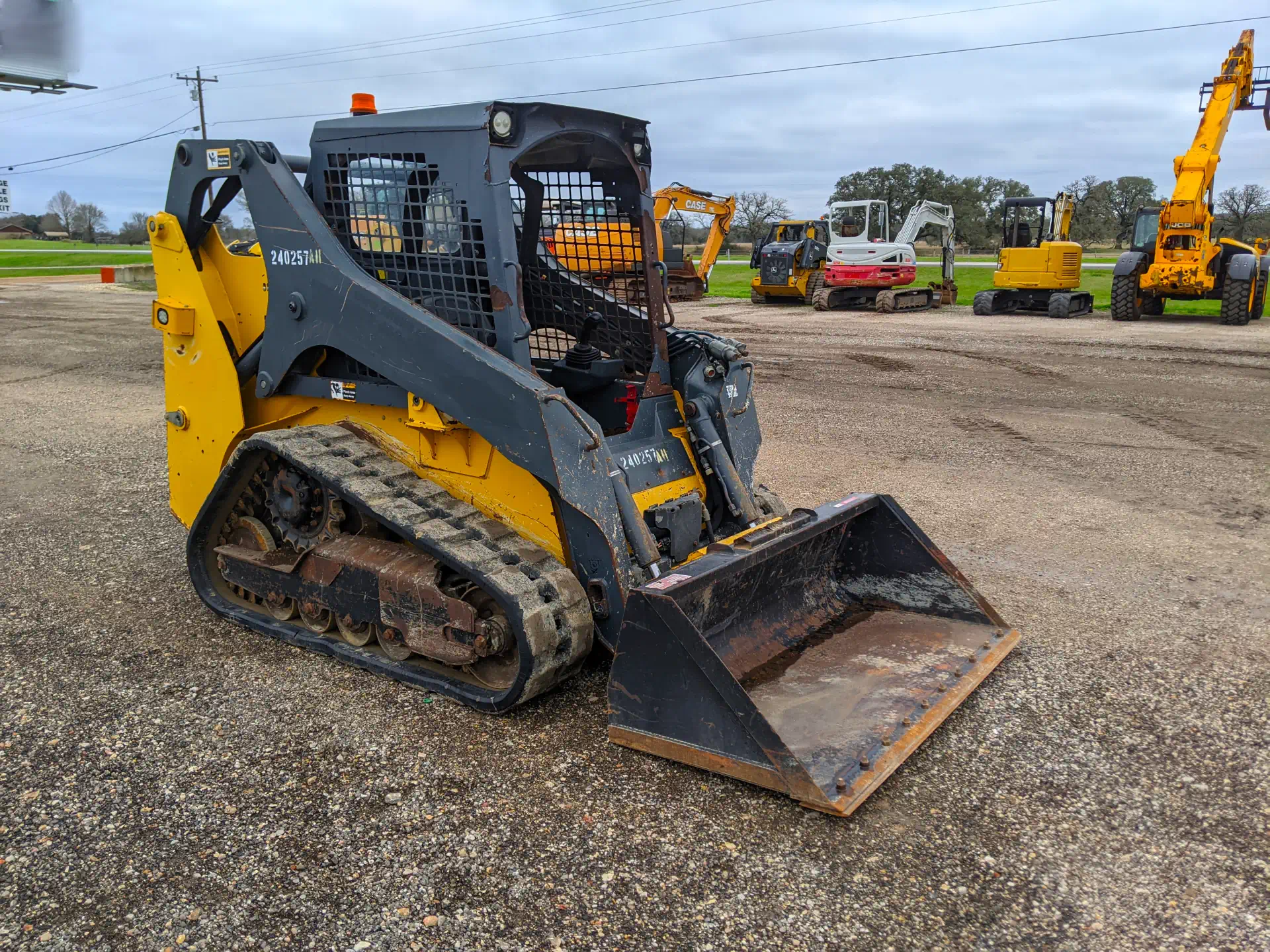 579875-2018-Deere-317G-Skid-Steers-Track-1920-1-1