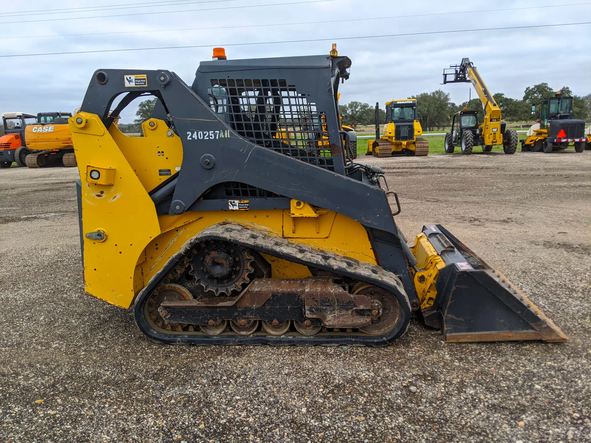 579875-2018-Deere-317G-Skid-Steers-Track-1920-2-1