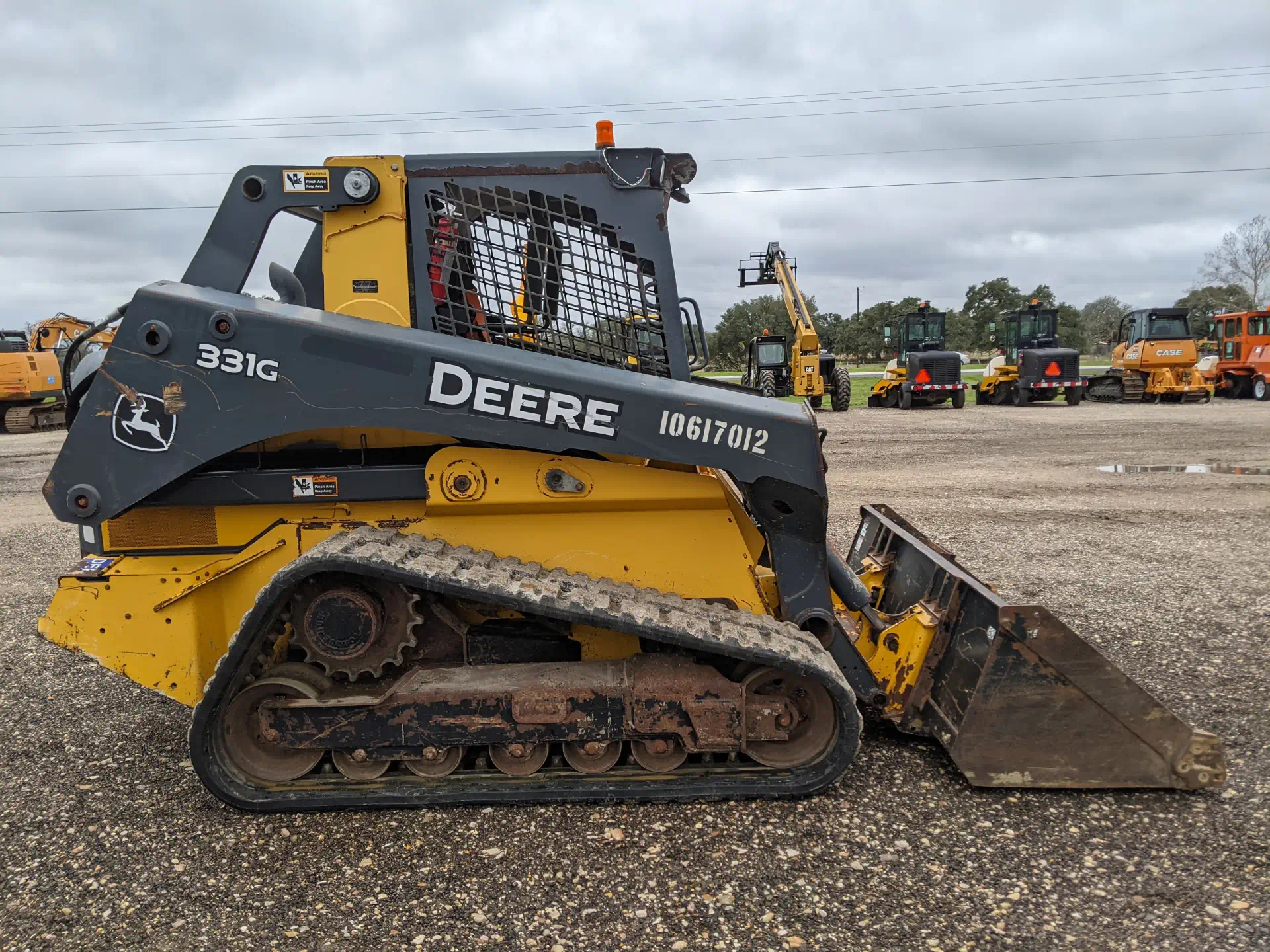 579884-2017-Deere-331G-Skid-Steers-Track-1920-2-1