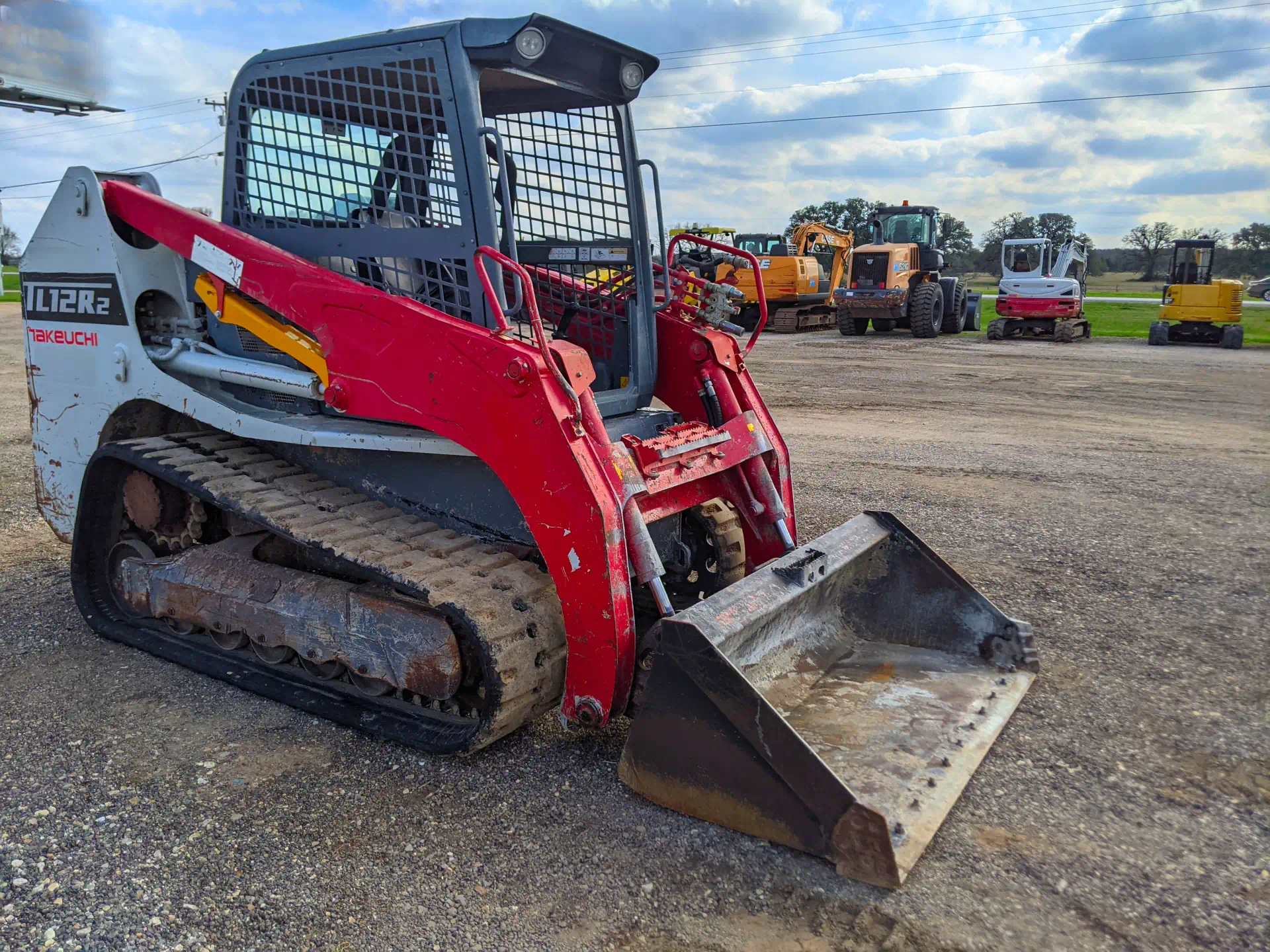 579885-2017-Takeuchi-TL12R2-Skid-Steers-Track-1920-1-1