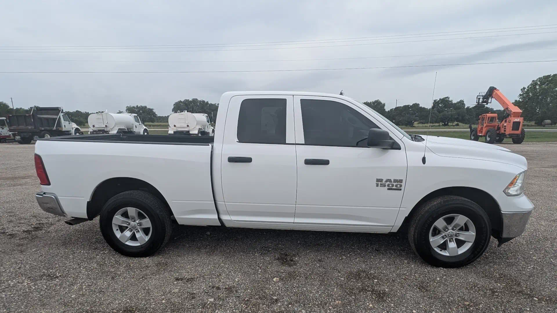 1-579895--RAM-1500QUADTMG4WD-Trucks--1920-4-1