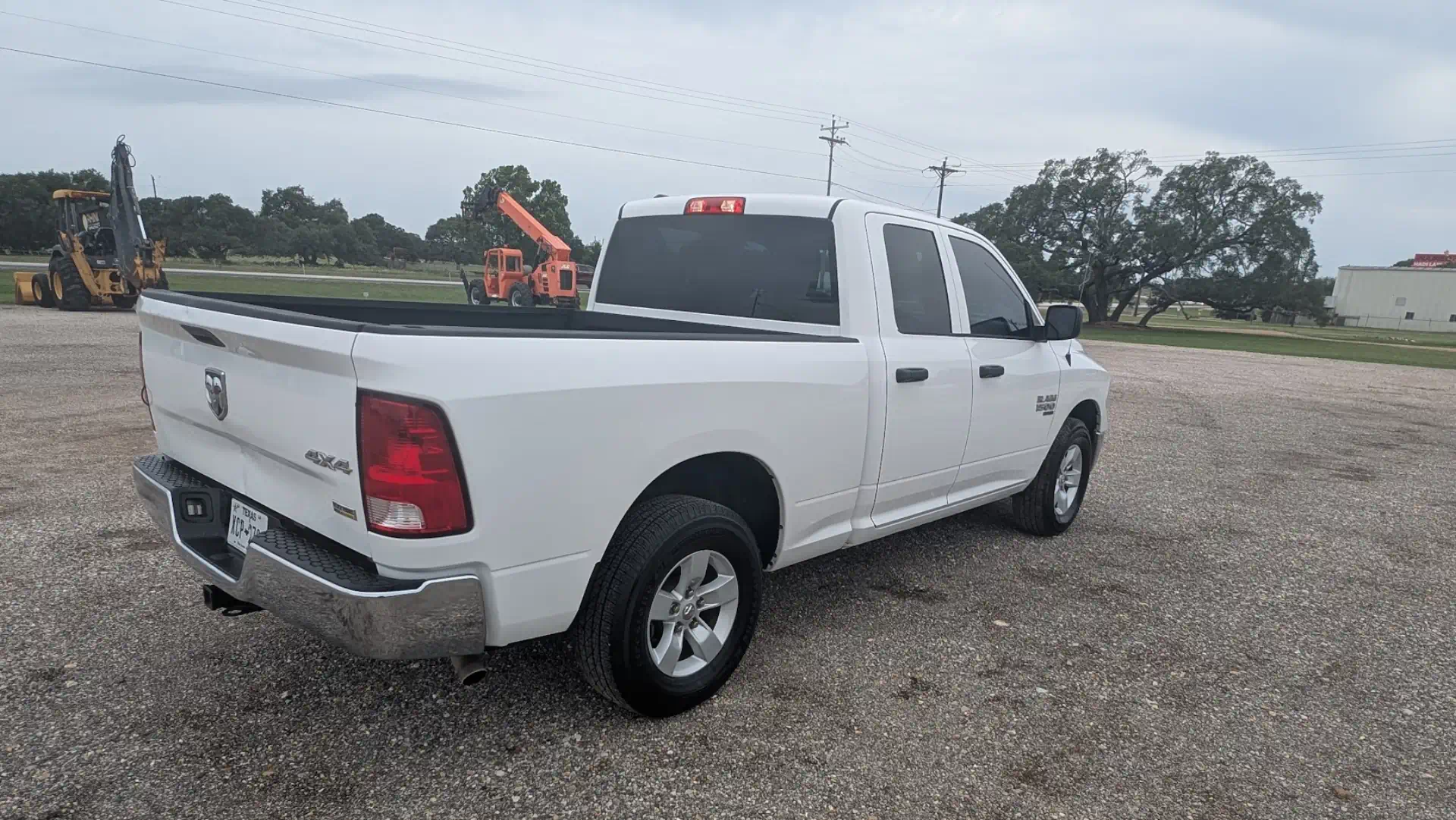 579895--RAM-1500QUADTMG4WD-Trucks--1920-3-1