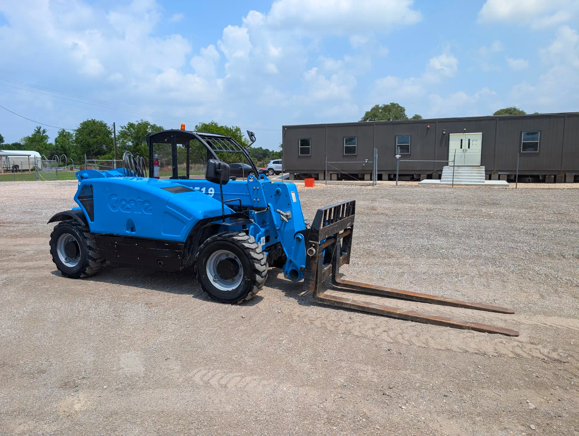 580723-2017-Genie-GTH5519-Lifts-Telehandlers-1920-4-1