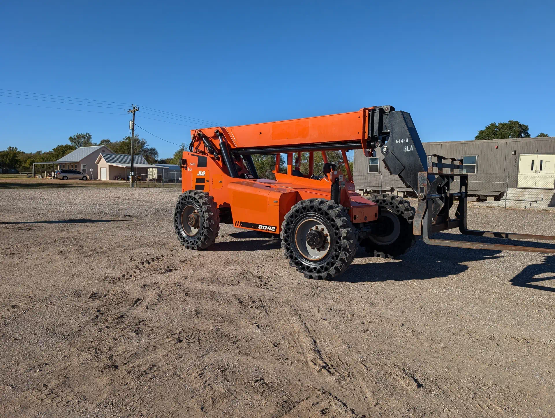 583185--SkyTrak-8042-Lifts-Telehandlers-1920-2-1