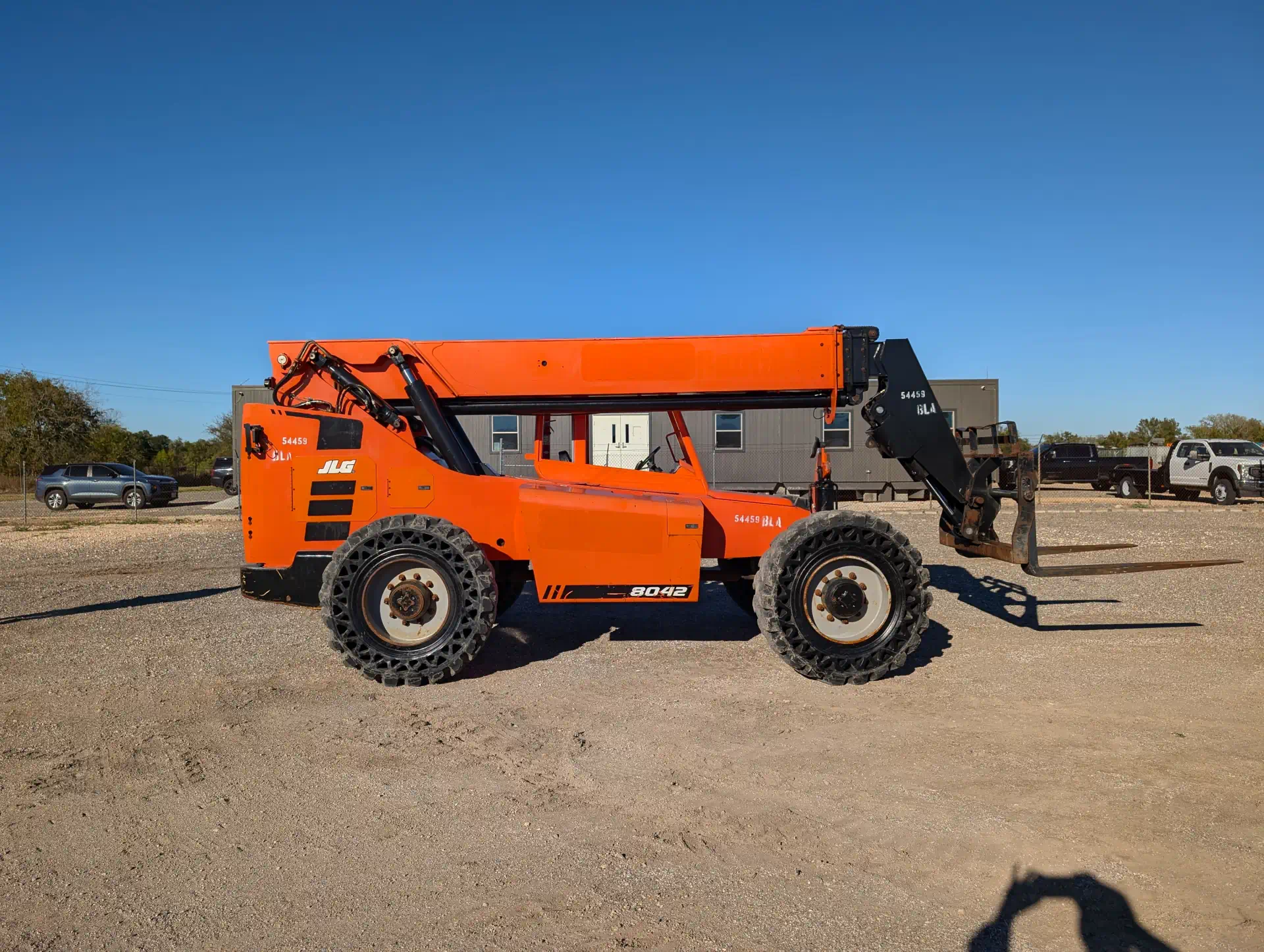 583185--SkyTrak-8042-Lifts-Telehandlers-1920-3-1