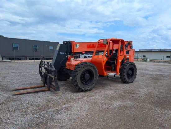 ./images/583186/550/583186-2017-SkyTrak-8042-Lifts-Telehandlers-550-1-1.webp