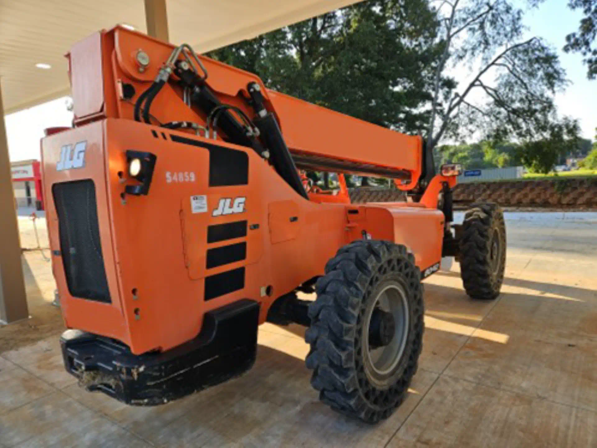 583188-2017-SkyTrak-8042-Lifts-Telehandlers-1920-3-1