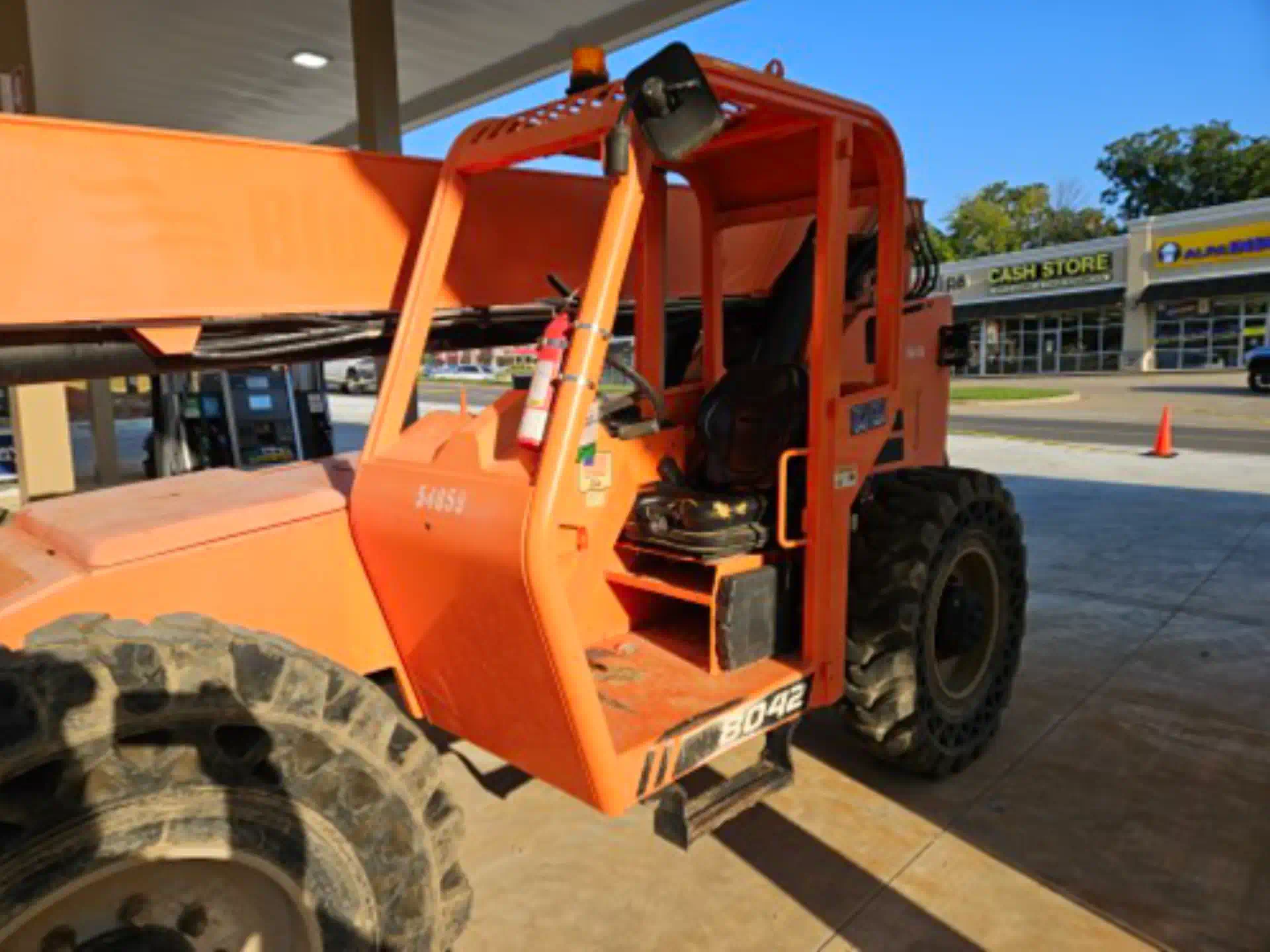 583188-2017-SkyTrak-8042-Lifts-Telehandlers-1920-4-1