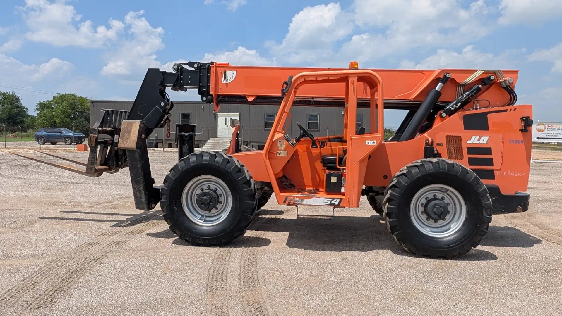 585024--SkyTrak-10054-Lifts-Telehandlers-1920-1-1