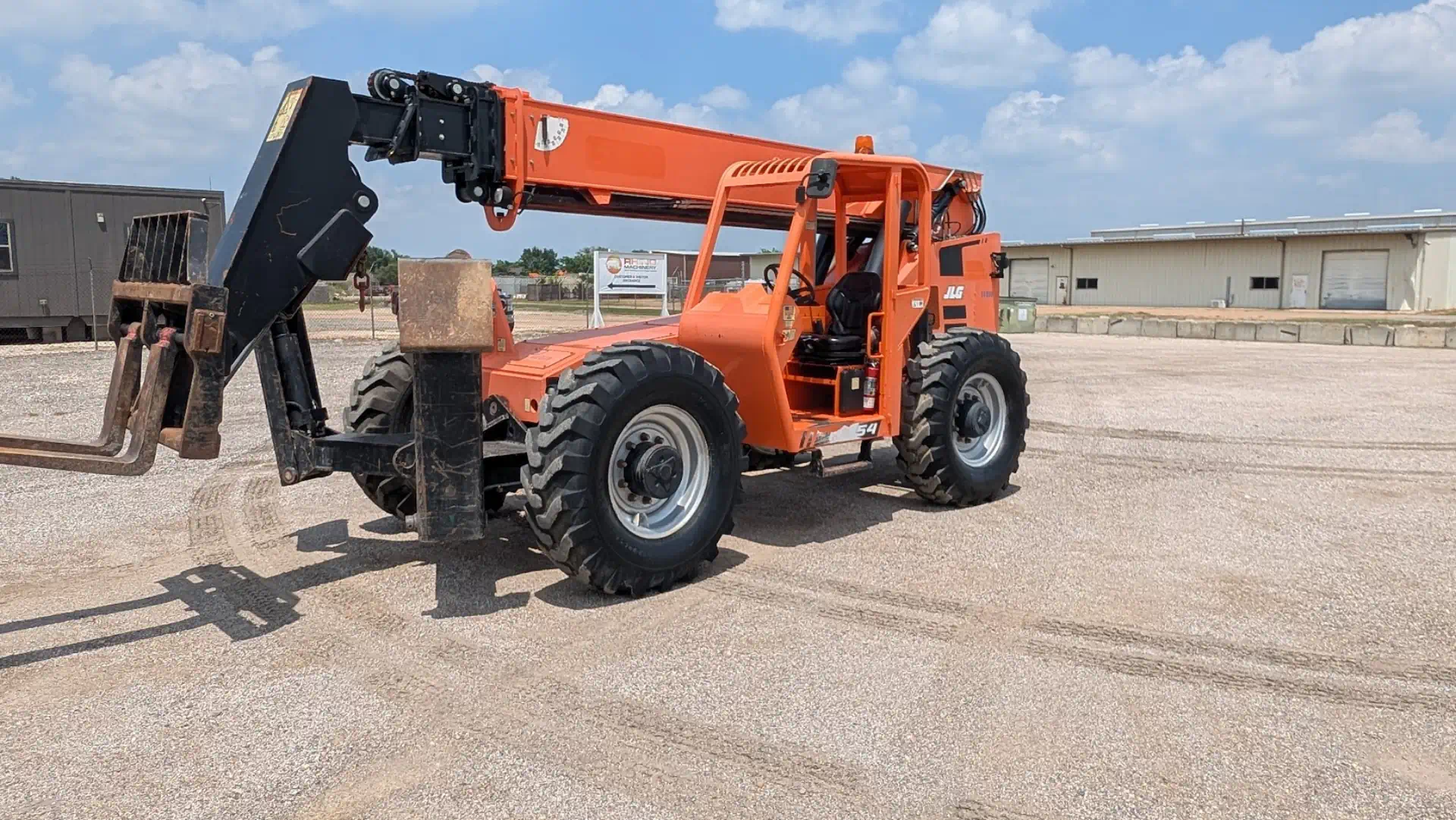 585024--SkyTrak-10054-Lifts-Telehandlers-1920-2-1