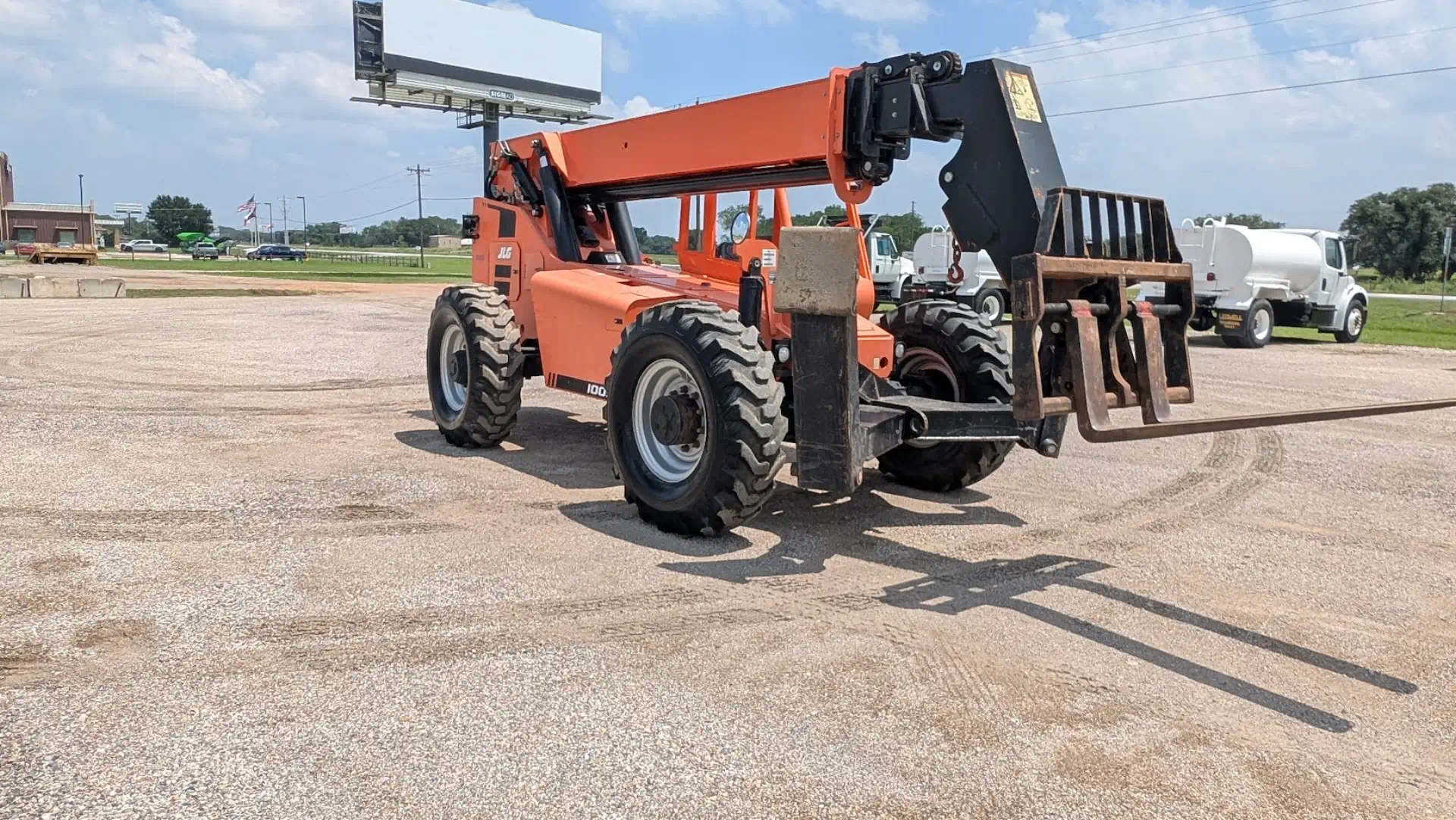 585024--SkyTrak-10054-Lifts-Telehandlers-1920-4-1