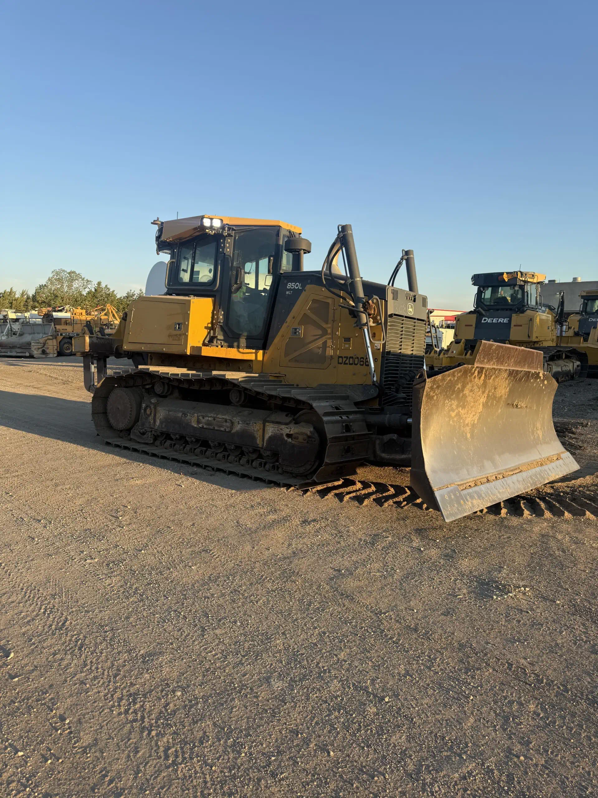 636750--Deere-850L-WLT-Dozers-Crawler-1920-2-1